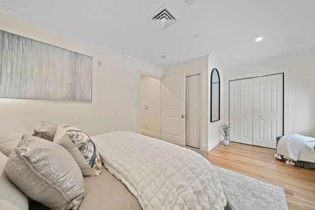 321 Hammond Pond Pkwy 105, Brookline, MA 02467