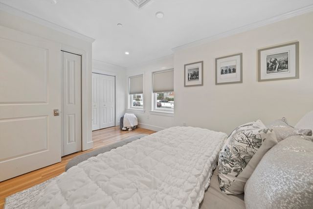 321 Hammond Pond Pkwy 105, Brookline, MA 02467