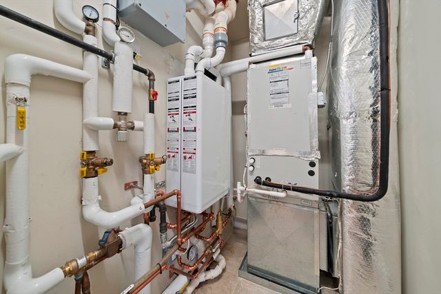 321 Hammond Pond Pkwy 105, Brookline, MA 02467