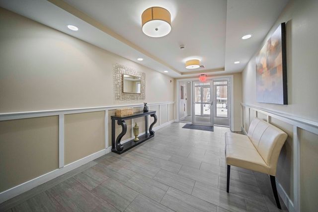 321 Hammond Pond Pkwy 105, Brookline, MA 02467