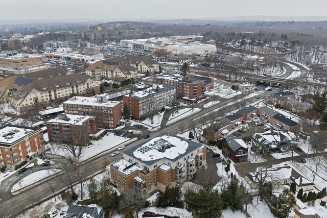 321 Hammond Pond Pkwy 105, Brookline, MA 02467