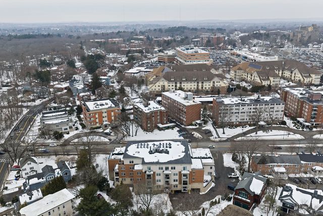 321 Hammond Pond Pkwy 105, Brookline, MA 02467