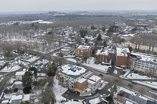 321 Hammond Pond Pkwy 105, Brookline, MA 02467