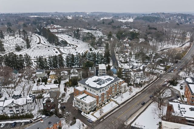 321 Hammond Pond Pkwy 105, Brookline, MA 02467