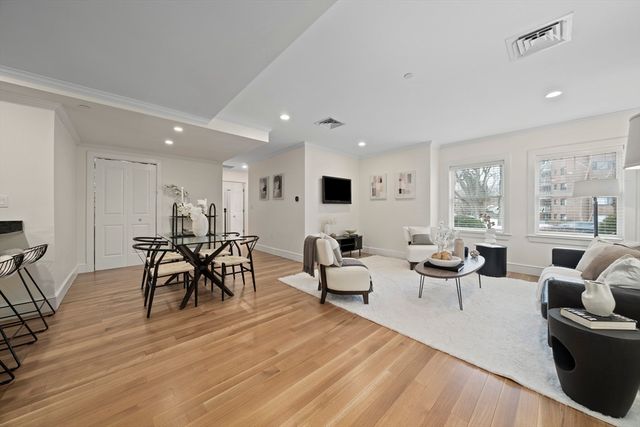321 Hammond Pond Pkwy 105, Brookline, MA 02467