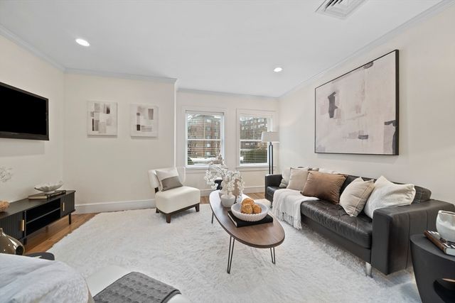 321 Hammond Pond Pkwy 105, Brookline, MA 02467