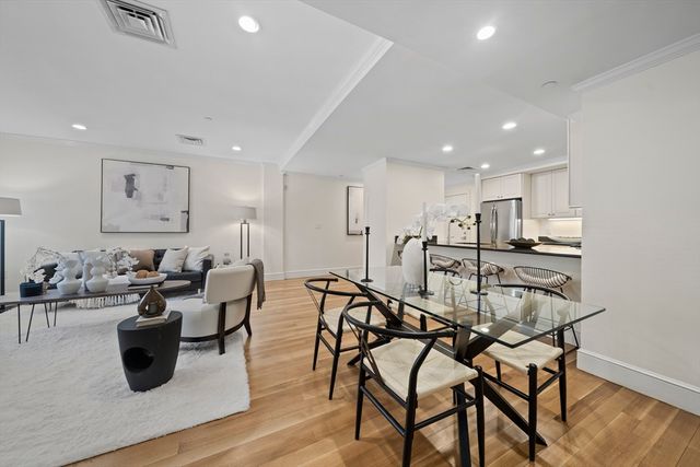 321 Hammond Pond Pkwy 105, Brookline, MA 02467