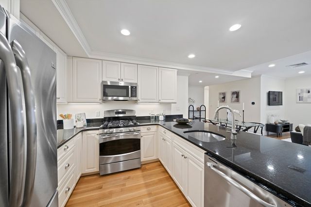 321 Hammond Pond Pkwy 105, Brookline, MA 02467