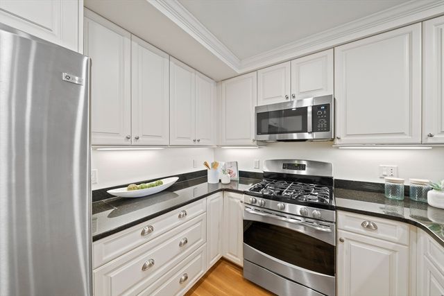 321 Hammond Pond Pkwy 105, Brookline, MA 02467