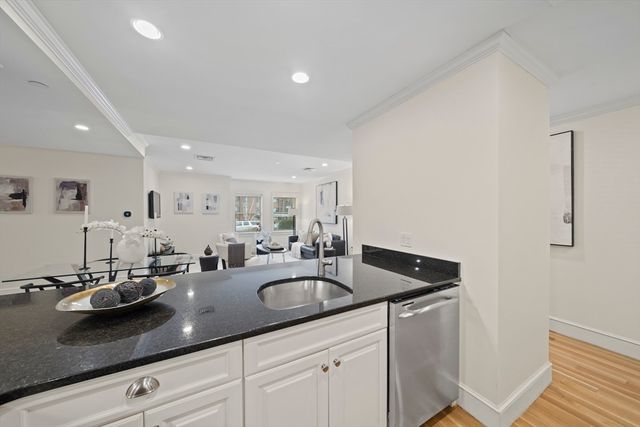 321 Hammond Pond Pkwy 105, Brookline, MA 02467