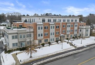 321 Hammond Pond Pkwy 105, Brookline, MA 02467