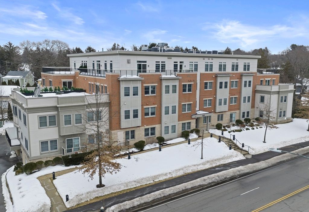 321 Hammond Pond Pkwy 105, Brookline, MA 02467