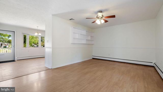 7 INDIAN CREEK DR, Levittown, PA 19057