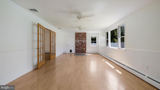 7 INDIAN CREEK DR, Levittown, PA 19057