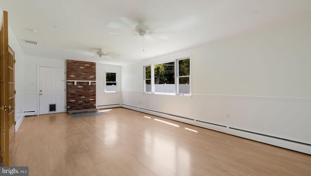 7 INDIAN CREEK DR, Levittown, PA 19057