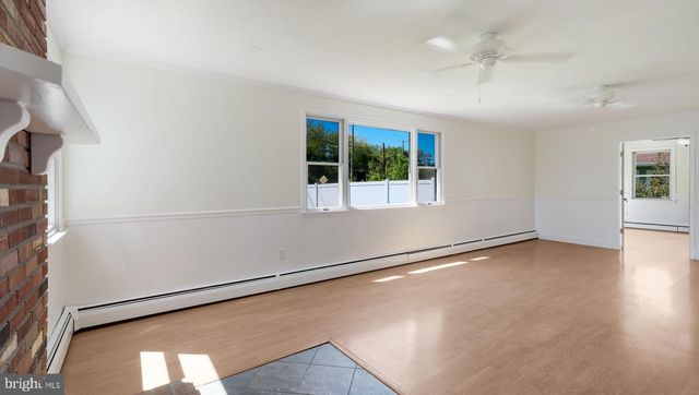 7 INDIAN CREEK DR, Levittown, PA 19057