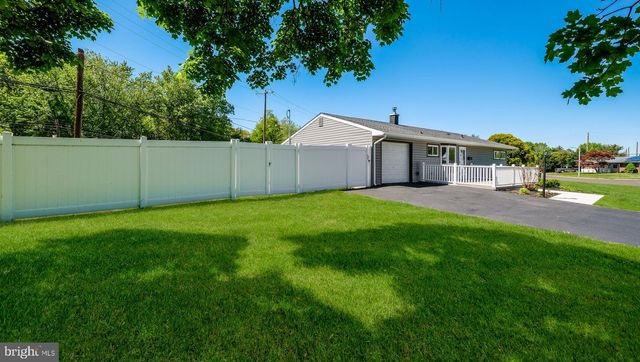 7 INDIAN CREEK DR, Levittown, PA 19057