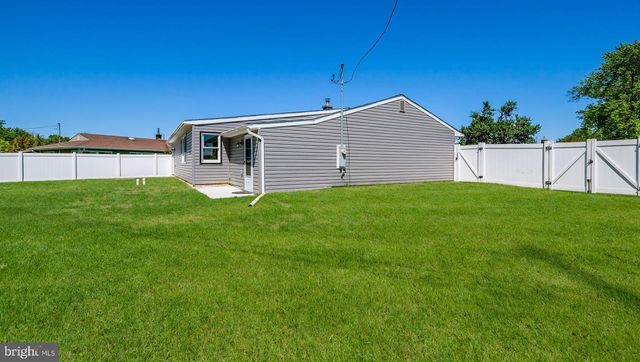 7 INDIAN CREEK DR, Levittown, PA 19057