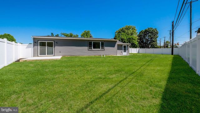 7 INDIAN CREEK DR, Levittown, PA 19057
