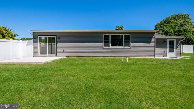 7 INDIAN CREEK DR, Levittown, PA 19057