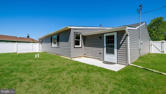 7 INDIAN CREEK DR, Levittown, PA 19057