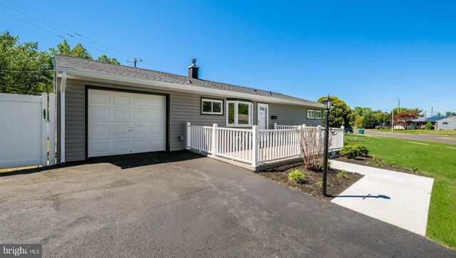 7 INDIAN CREEK DR, Levittown, PA 19057