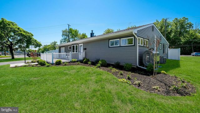 7 INDIAN CREEK DR, Levittown, PA 19057