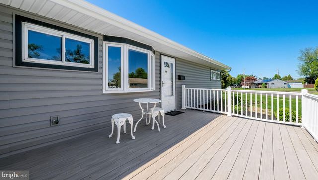7 INDIAN CREEK DR, Levittown, PA 19057