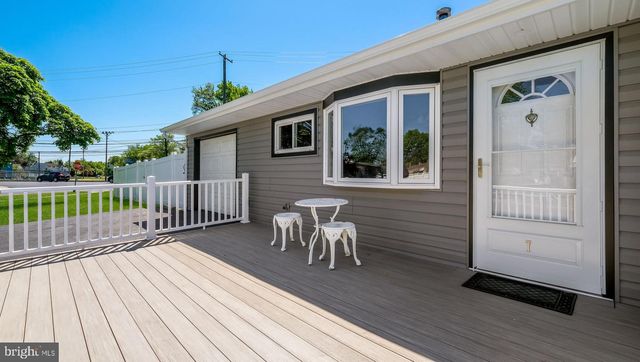 7 INDIAN CREEK DR, Levittown, PA 19057
