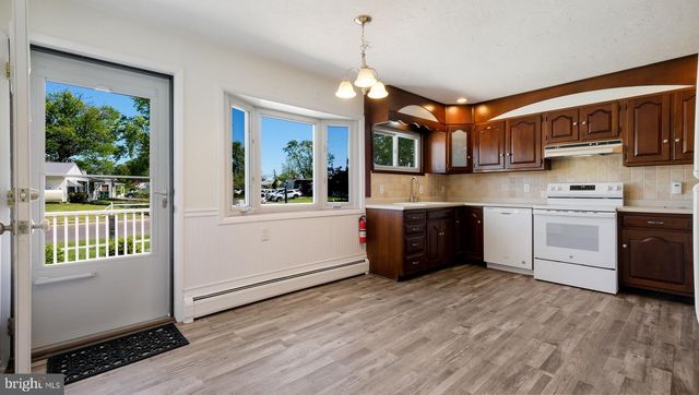 7 INDIAN CREEK DR, Levittown, PA 19057