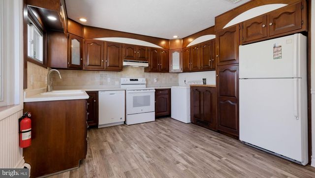 7 INDIAN CREEK DR, Levittown, PA 19057