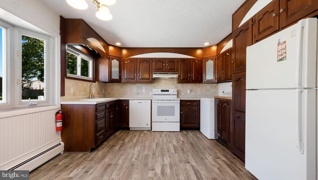 7 INDIAN CREEK DR, Levittown, PA 19057