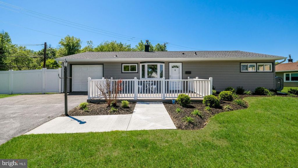 7 INDIAN CREEK DR, Levittown, PA 19057