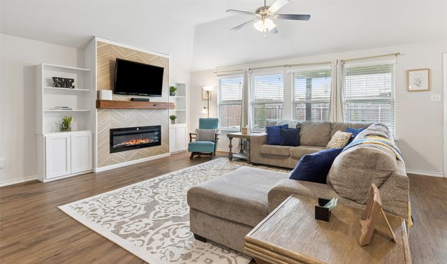 400 Sandhurst Drive, Fort Worth, TX 76036