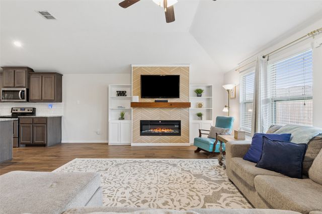 400 Sandhurst Drive, Fort Worth, TX 76036