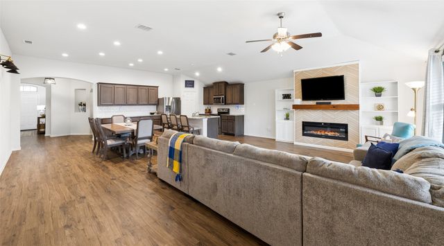 400 Sandhurst Drive, Fort Worth, TX 76036