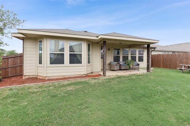 400 Sandhurst Drive, Fort Worth, TX 76036