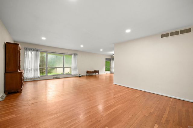 52585 Brooktrails Drive, South Bend, IN 46637