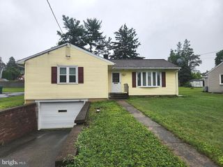 1930 MANOR RIDGE DR, Lancaster, PA 17603