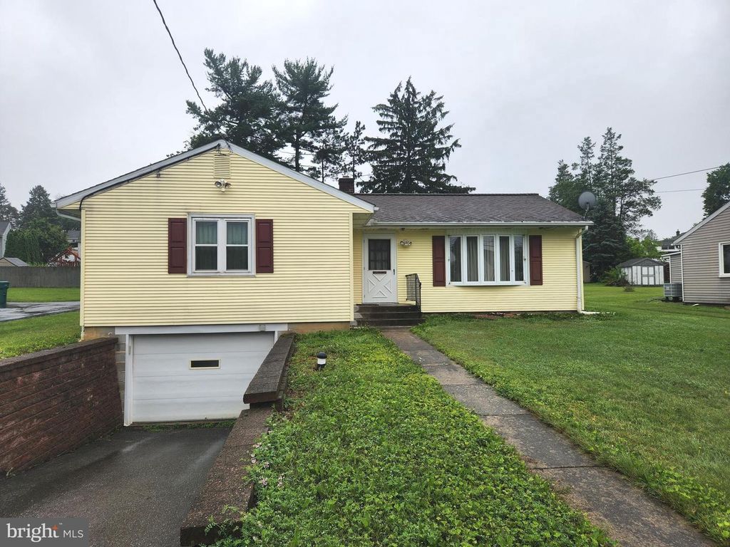 1930 MANOR RIDGE DR, Lancaster, PA 17603