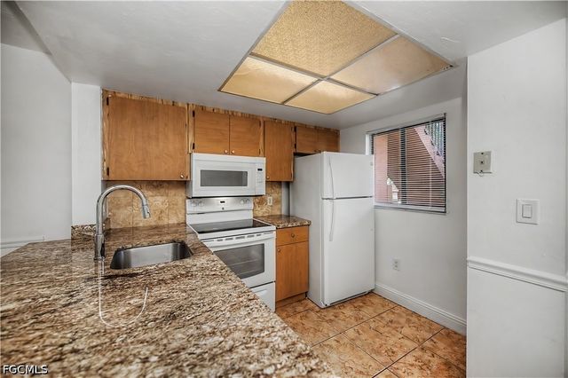 2700 Park Windsor DR 713, Fort Myers, FL 33901