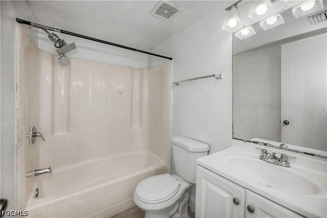 2700 Park Windsor DR 713, Fort Myers, FL 33901