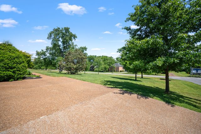131 Arrowhead Dr, Hendersonville, TN 37075