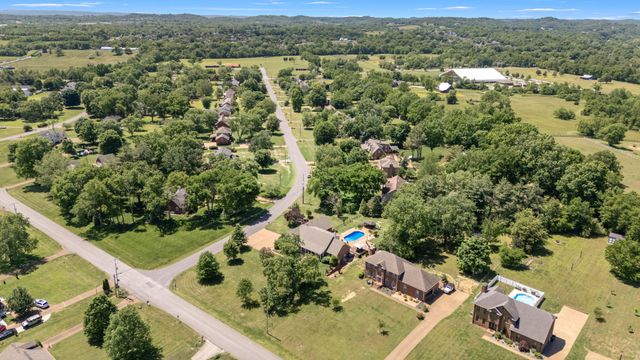 131 Arrowhead Dr, Hendersonville, TN 37075