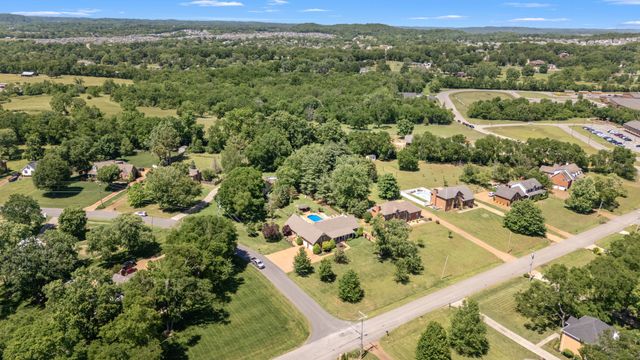 131 Arrowhead Dr, Hendersonville, TN 37075