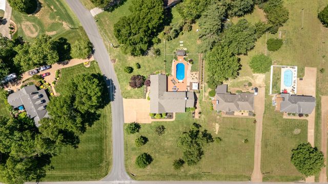 131 Arrowhead Dr, Hendersonville, TN 37075