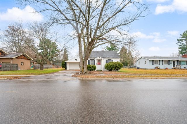 1101 Chestnut Street, Cadillac, MI 49601