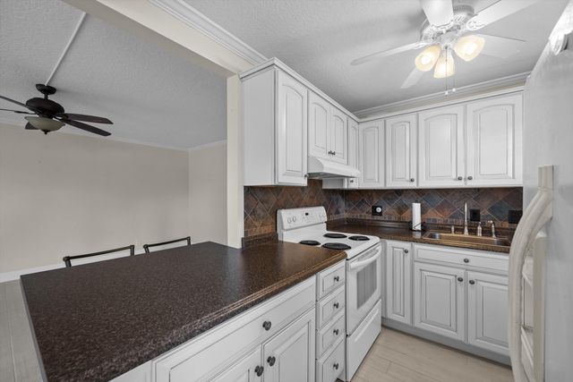 165 Dorchester H, West Palm Beach, FL 33417