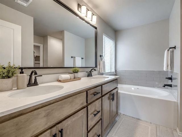 1237 SW 162nd Street, Moore, OK 73170