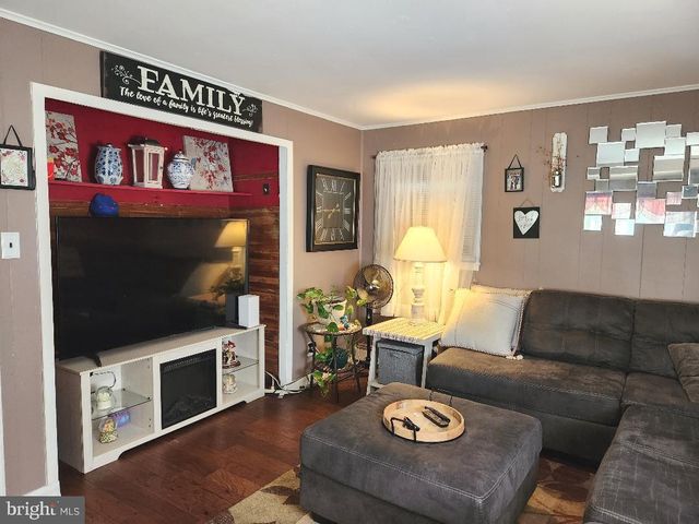 688 CARLISLE DR, Morrisville, PA 19067